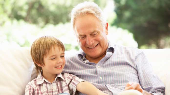Cura dei nipoti: un toccasana per la mente dei nonni