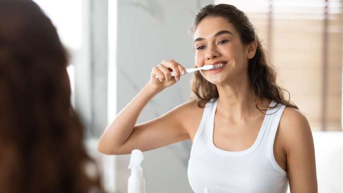 Lavarsi i denti 3 volte al giorno abbassa rischio di demenza e artrite