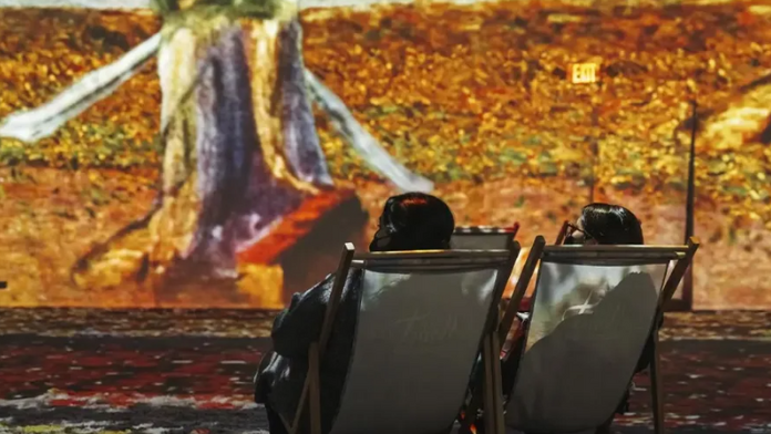 L’arte (anche digitale) fa bene alla salute: 5 benefici delle mostre immersive su mente e relazioni