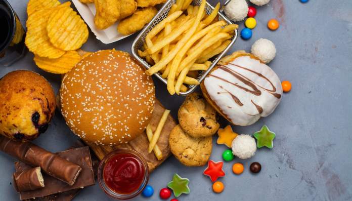 I cibi ultra processati pericolosi come le sigarette