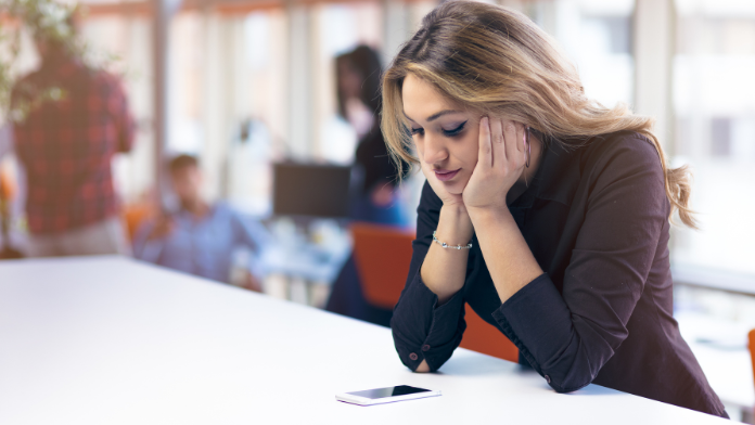 Pocketing: quando il partner ti nasconde ad amici e familiari