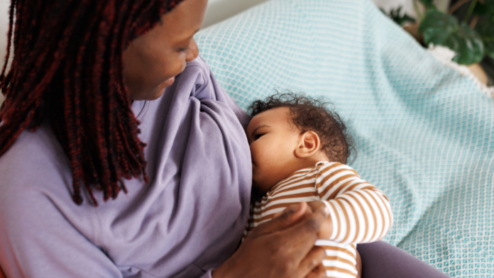 Allattamento oltre il primo anno: perché molte madri non si sentono supportate?