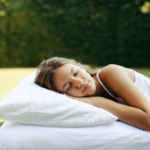 Dormire all’aperto in primavera: perché fa bene al sonno e riequilibra il ritmo circadiano