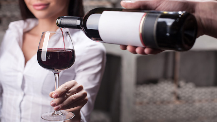 Un bicchiere al giorno allunga la vita o è un rischio? L’intervista al Prof. Metra